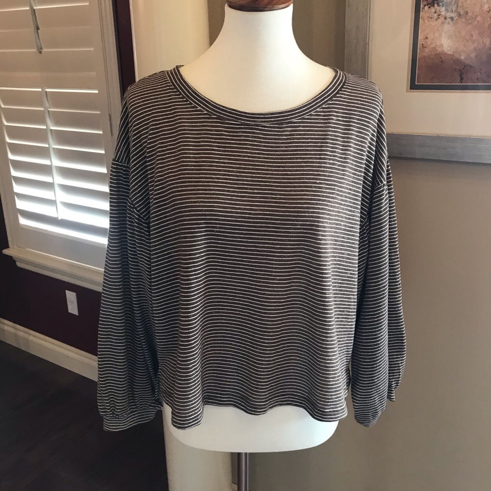 Short soft top with ballon sleeves